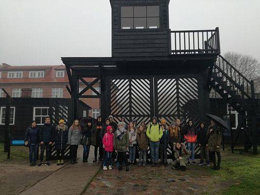 Grafika #12: Szkoła w Łebieniu wciąż pamięta-klasy siódma i ósma z wizytą w Muzeum Stutthof w Sztutowie