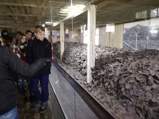 Grafika #3: Szkoła w Łebieniu wciąż pamięta-klasy siódma i ósma z wizytą w Muzeum Stutthof w Sztutowie