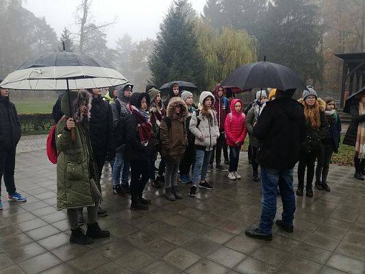 Grafika #15: Szkoła w Łebieniu wciąż pamięta-klasy siódma i ósma z wizytą w Muzeum Stutthof w Sztutowie