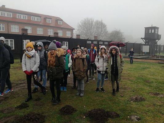 Grafika #14: Szkoła w Łebieniu wciąż pamięta-klasy siódma i ósma z wizytą w Muzeum Stutthof w Sztutowie