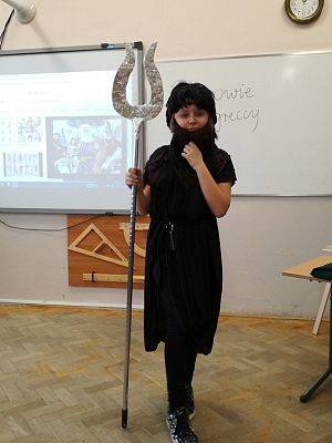 Grafika #4: Bogowie greccy odwiedzili klasę V a na lekcji historii.