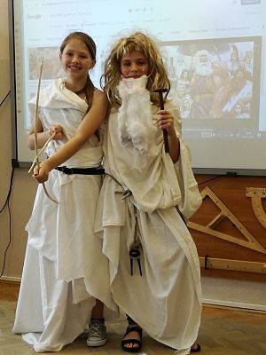 Grafika #10: Bogowie greccy odwiedzili klasę V a na lekcji historii.