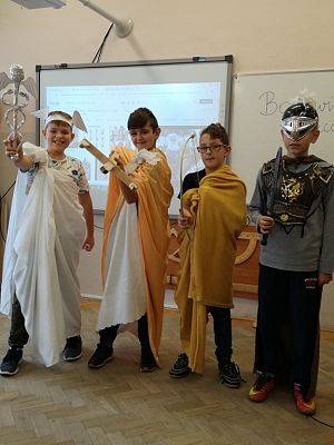 Grafika #2: Bogowie greccy odwiedzili klasę V a na lekcji historii.