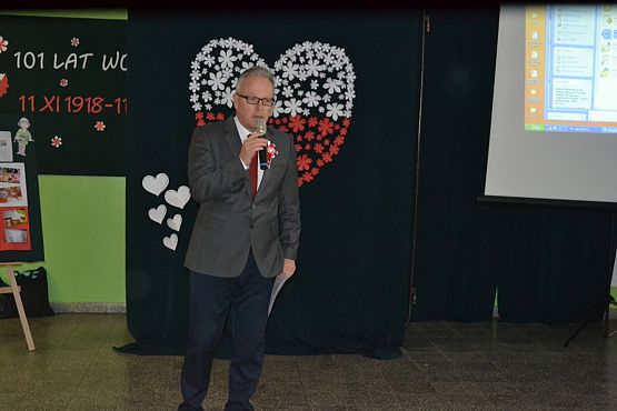 Grafika #2: "Szkoła do hymnu"