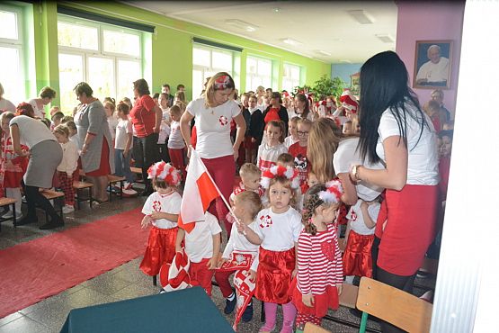 Grafika #4: "Szkoła do hymnu"