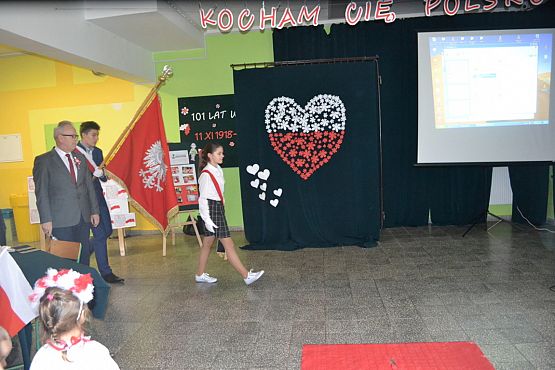 Grafika #6: "Szkoła do hymnu"