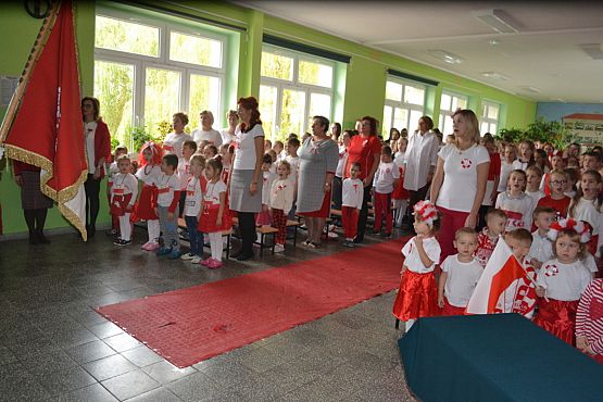 Grafika #10: "Szkoła do hymnu"