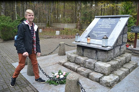 Grafika #4: Szkoła pamięta- młodzież na cmentarzu i w Izbie Pamięci w Krępie Kaszubskiej