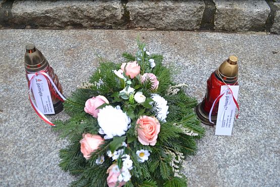 Grafika #0: Szkoła pamięta- młodzież na cmentarzu i w Izbie Pamięci w Krępie Kaszubskiej