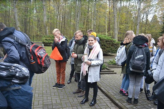 Grafika #8: Szkoła pamięta- młodzież na cmentarzu i w Izbie Pamięci w Krępie Kaszubskiej