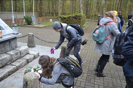 Grafika #10: Szkoła pamięta- młodzież na cmentarzu i w Izbie Pamięci w Krępie Kaszubskiej