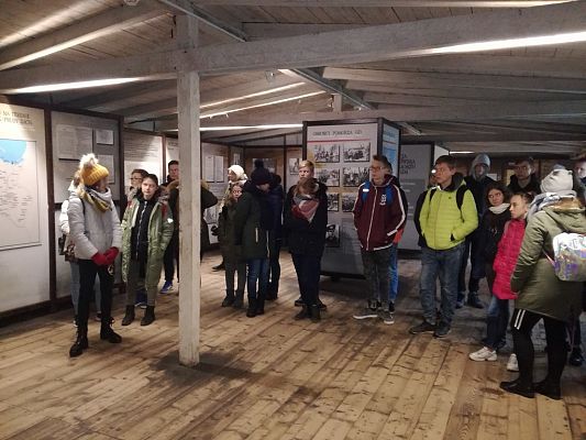 Grafika #13: Szkoła w Łebieniu wciąż pamięta-klasy siódma i ósma z wizytą w Muzeum Stutthof w Sztutowie