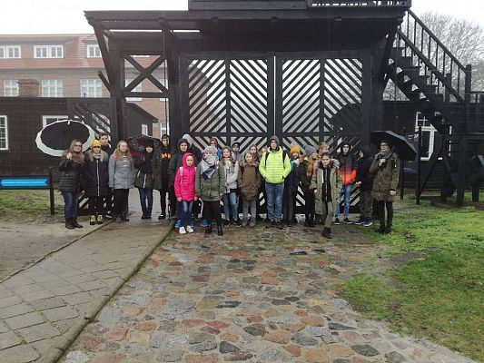 Grafika #11: Szkoła w Łebieniu wciąż pamięta-klasy siódma i ósma z wizytą w Muzeum Stutthof w Sztutowie