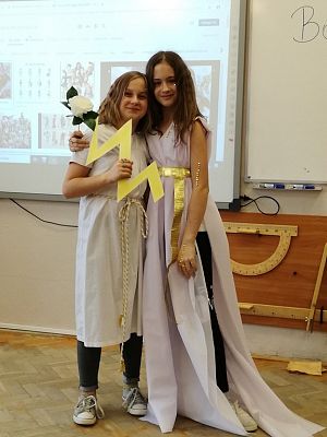 Grafika #1: Bogowie greccy odwiedzili klasę V a na lekcji historii.