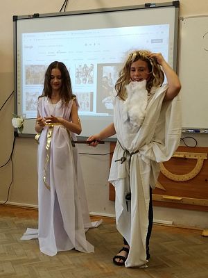Grafika #7: Bogowie greccy odwiedzili klasę V a na lekcji historii.