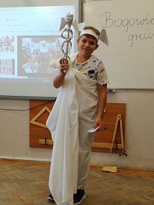 Grafika #8: Bogowie greccy odwiedzili klasę V a na lekcji historii.