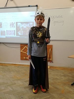 Grafika #5: Bogowie greccy odwiedzili klasę V a na lekcji historii.