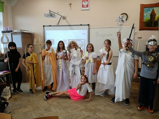 Grafika #15: Bogowie greccy odwiedzili klasę V a na lekcji historii.