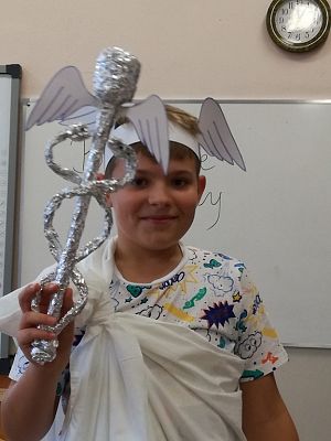 Grafika #0: Bogowie greccy odwiedzili klasę V a na lekcji historii.