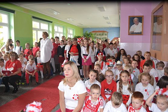 Grafika #3: "Szkoła do hymnu"