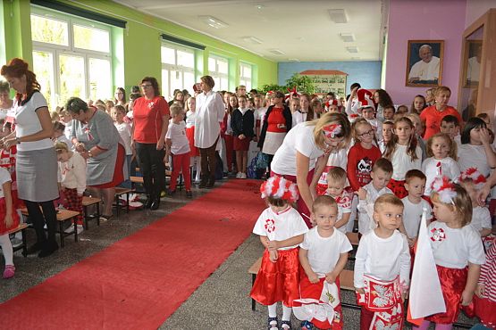 Grafika #5: "Szkoła do hymnu"