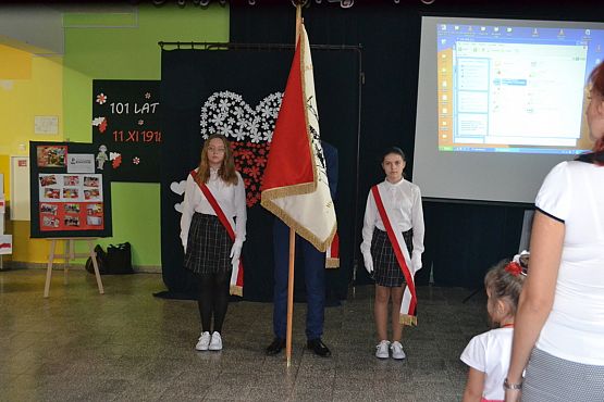 Grafika #7: "Szkoła do hymnu"