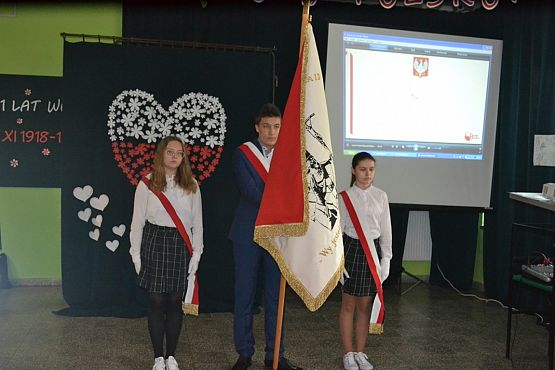 Grafika #8: "Szkoła do hymnu"