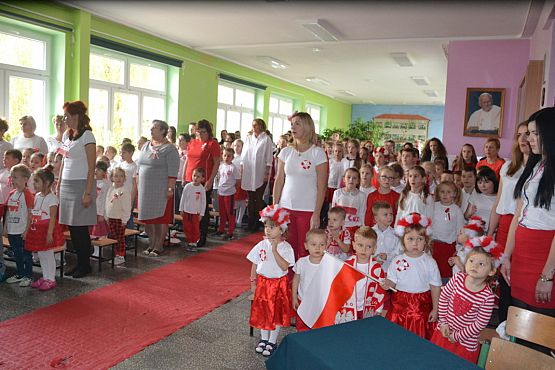 Grafika #9: "Szkoła do hymnu"