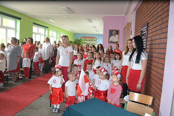 Grafika #11: "Szkoła do hymnu"