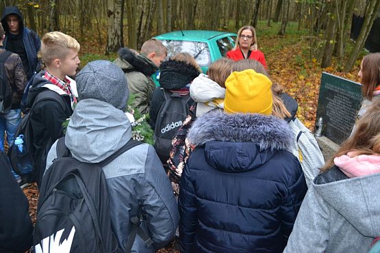 Grafika #1: Szkoła pamięta- młodzież na cmentarzu i w Izbie Pamięci w Krępie Kaszubskiej