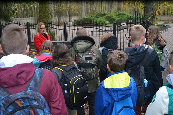 Grafika #2: Szkoła pamięta- młodzież na cmentarzu i w Izbie Pamięci w Krępie Kaszubskiej