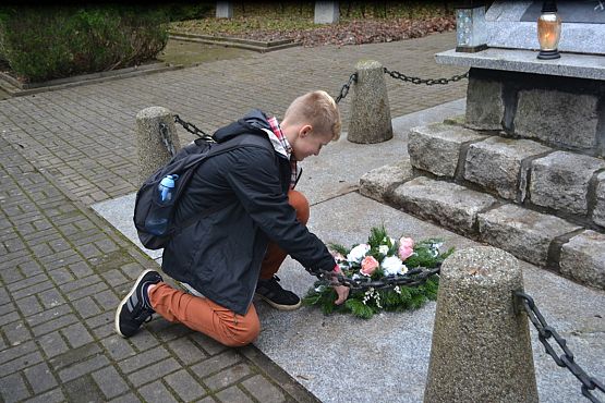 Grafika #3: Szkoła pamięta- młodzież na cmentarzu i w Izbie Pamięci w Krępie Kaszubskiej