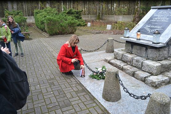 Grafika #5: Szkoła pamięta- młodzież na cmentarzu i w Izbie Pamięci w Krępie Kaszubskiej