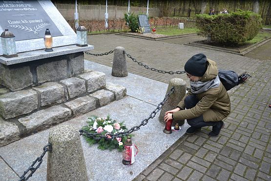 Grafika #6: Szkoła pamięta- młodzież na cmentarzu i w Izbie Pamięci w Krępie Kaszubskiej