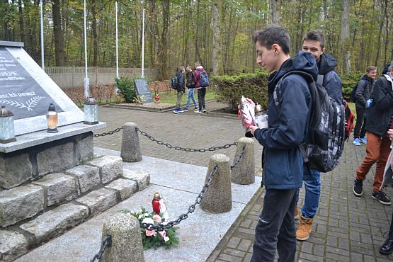 Grafika #7: Szkoła pamięta- młodzież na cmentarzu i w Izbie Pamięci w Krępie Kaszubskiej