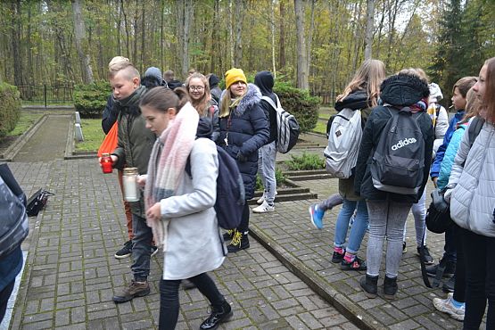 Grafika #9: Szkoła pamięta- młodzież na cmentarzu i w Izbie Pamięci w Krępie Kaszubskiej