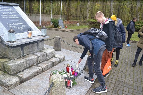 Grafika #11: Szkoła pamięta- młodzież na cmentarzu i w Izbie Pamięci w Krępie Kaszubskiej