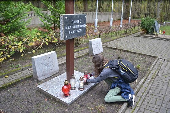 Grafika #12: Szkoła pamięta- młodzież na cmentarzu i w Izbie Pamięci w Krępie Kaszubskiej