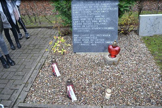 Grafika #13: Szkoła pamięta- młodzież na cmentarzu i w Izbie Pamięci w Krępie Kaszubskiej