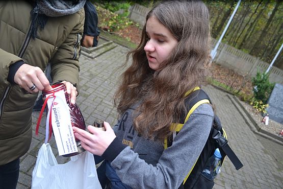 Grafika #14: Szkoła pamięta- młodzież na cmentarzu i w Izbie Pamięci w Krępie Kaszubskiej