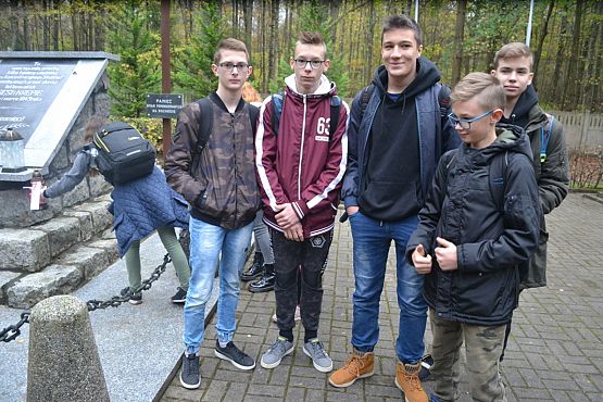 Grafika #15: Szkoła pamięta- młodzież na cmentarzu i w Izbie Pamięci w Krępie Kaszubskiej
