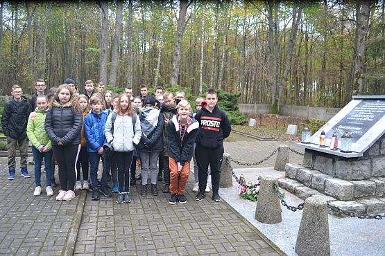 Grafika #16: Szkoła pamięta- młodzież na cmentarzu i w Izbie Pamięci w Krępie Kaszubskiej