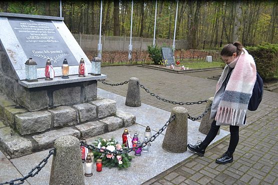 Grafika #19: Szkoła pamięta- młodzież na cmentarzu i w Izbie Pamięci w Krępie Kaszubskiej