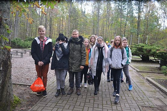 Grafika #20: Szkoła pamięta- młodzież na cmentarzu i w Izbie Pamięci w Krępie Kaszubskiej