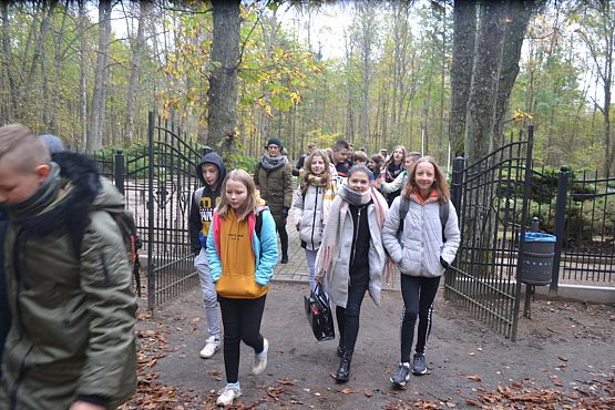 Grafika #21: Szkoła pamięta- młodzież na cmentarzu i w Izbie Pamięci w Krępie Kaszubskiej