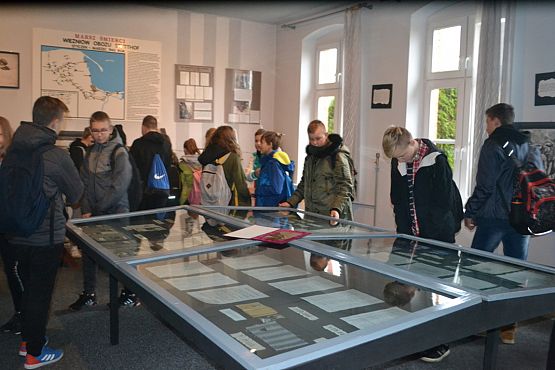 Grafika #22: Szkoła pamięta- młodzież na cmentarzu i w Izbie Pamięci w Krępie Kaszubskiej