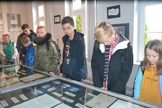 Grafika #23: Szkoła pamięta- młodzież na cmentarzu i w Izbie Pamięci w Krępie Kaszubskiej