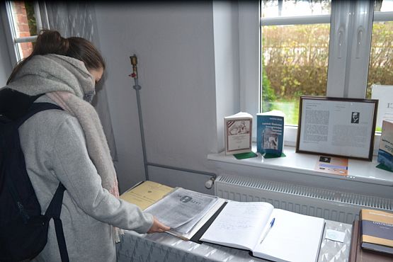 Grafika #25: Szkoła pamięta- młodzież na cmentarzu i w Izbie Pamięci w Krępie Kaszubskiej