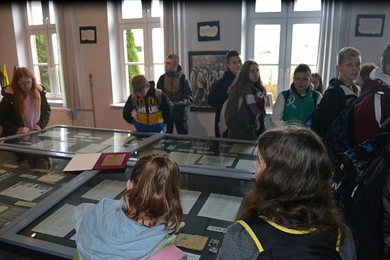 Grafika #29: Szkoła pamięta- młodzież na cmentarzu i w Izbie Pamięci w Krępie Kaszubskiej