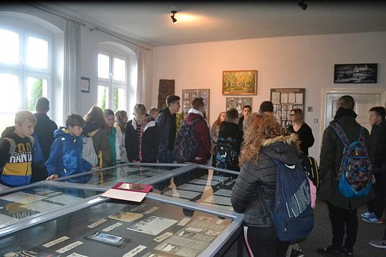 Grafika #30: Szkoła pamięta- młodzież na cmentarzu i w Izbie Pamięci w Krępie Kaszubskiej